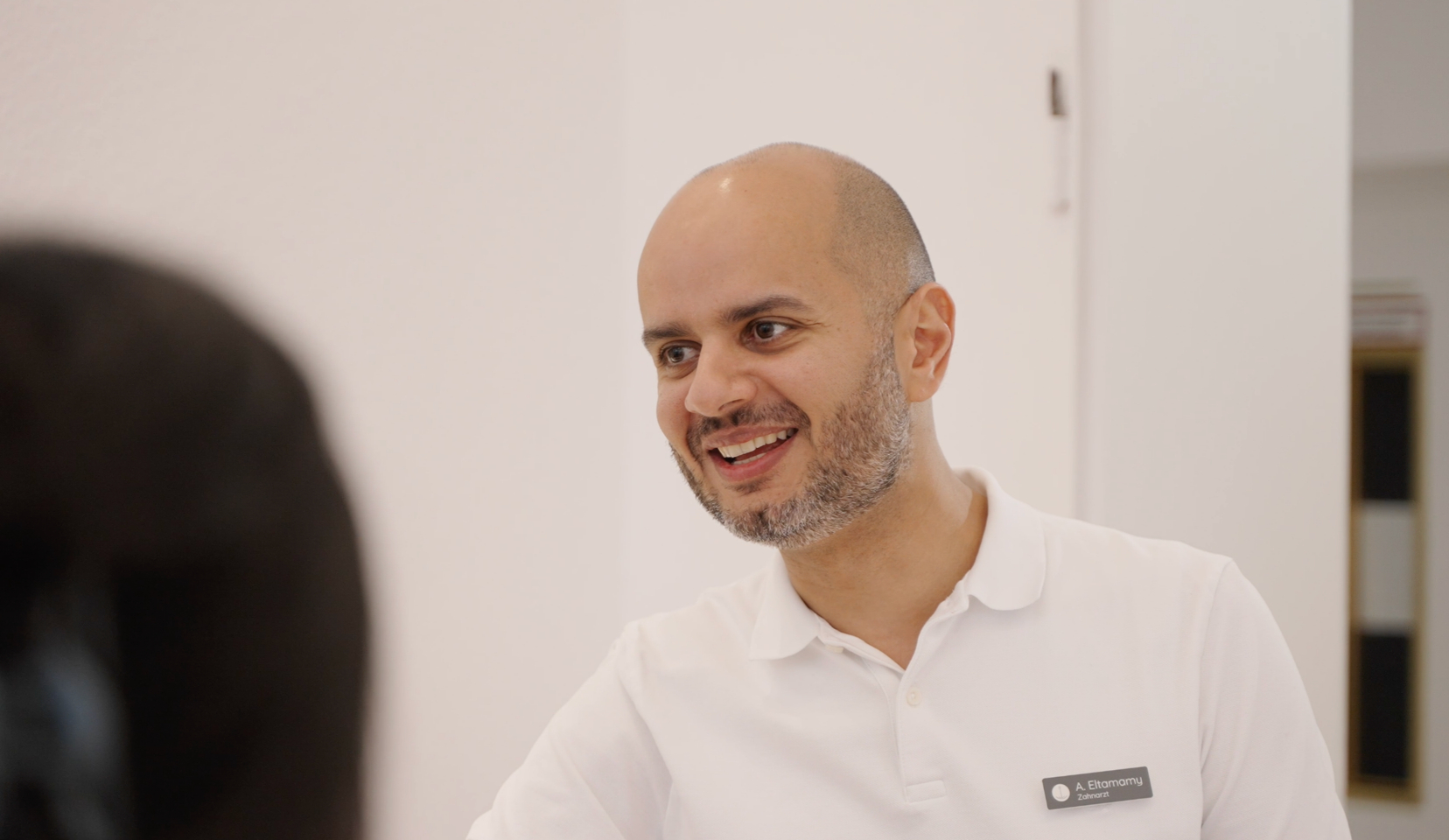 Ahmed Eltamamy Zahnarzt - Zahnarztpraxis ANKERZAHN in Wiesbaden am Empfang.