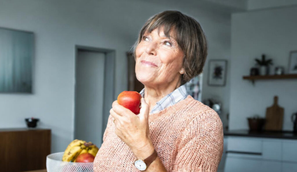 Glückliche Parodontose Patientin kann in Apfel beißen ANKERZAHN Wiesbaden.